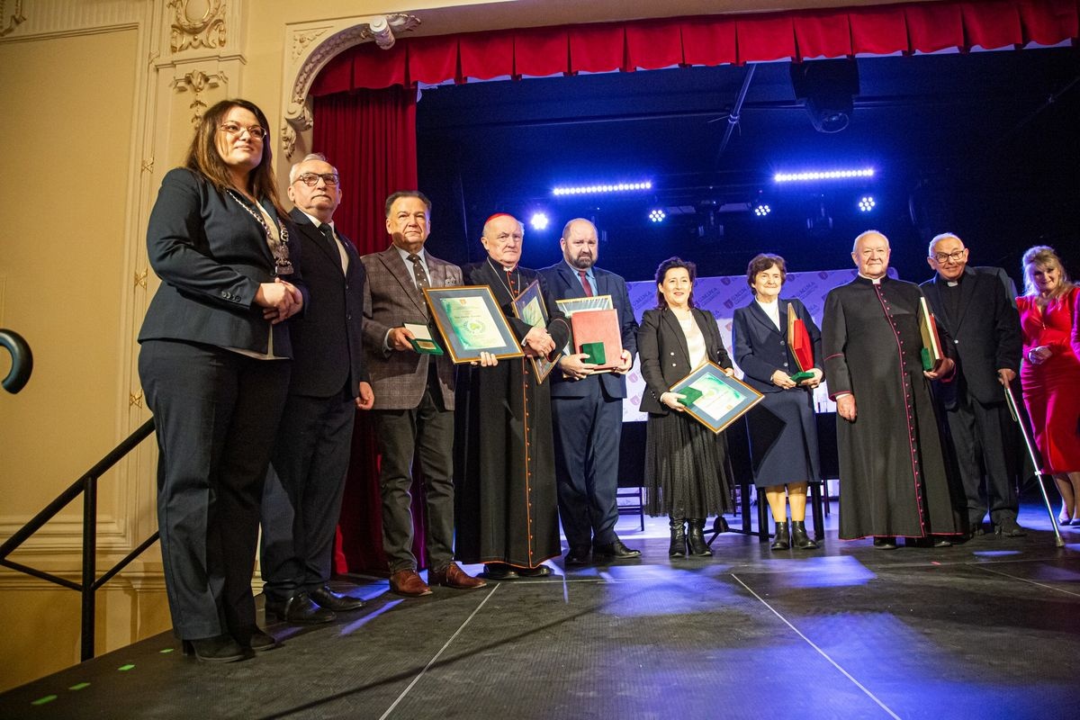 Gmina Czosnów ma nowych honorowych obywateli. Kto otrzymał wyróżnienie? [ZDJĘCIA]