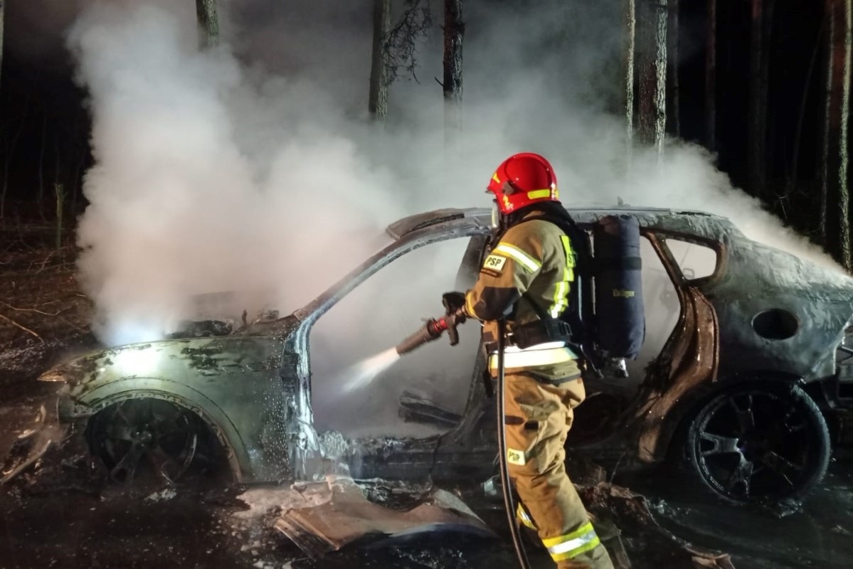Czosnów. W Wierszach doszło do pożaru Maserati. Na miejscu interweniowała straż pożarna i policja