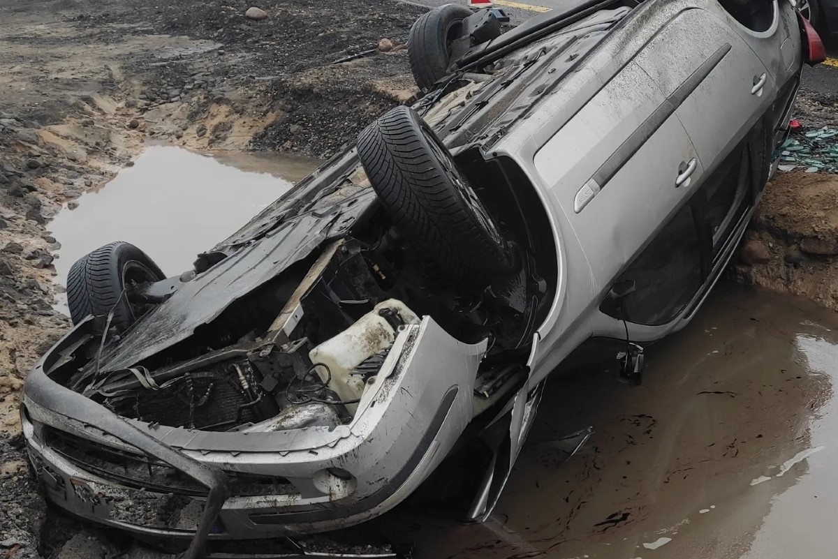 Zakroczym. Na trasie S7 kierowca Renault uderzył w barierki i dachował. Interweniowały służby ratownicze