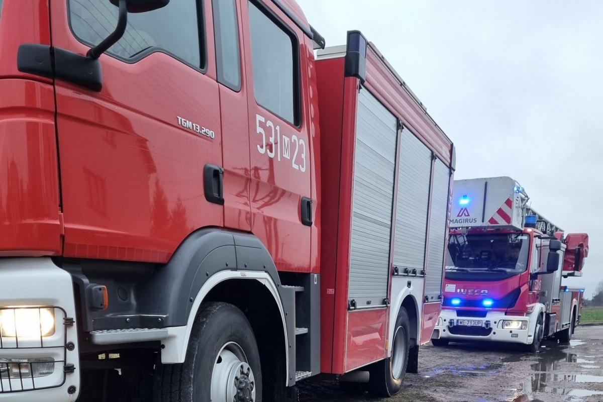 Nasielsk. Pożar sadzy w kominie przy ul. Armii Krajowej. Z ogniem walczyły trzy zastępy straży pożarnej