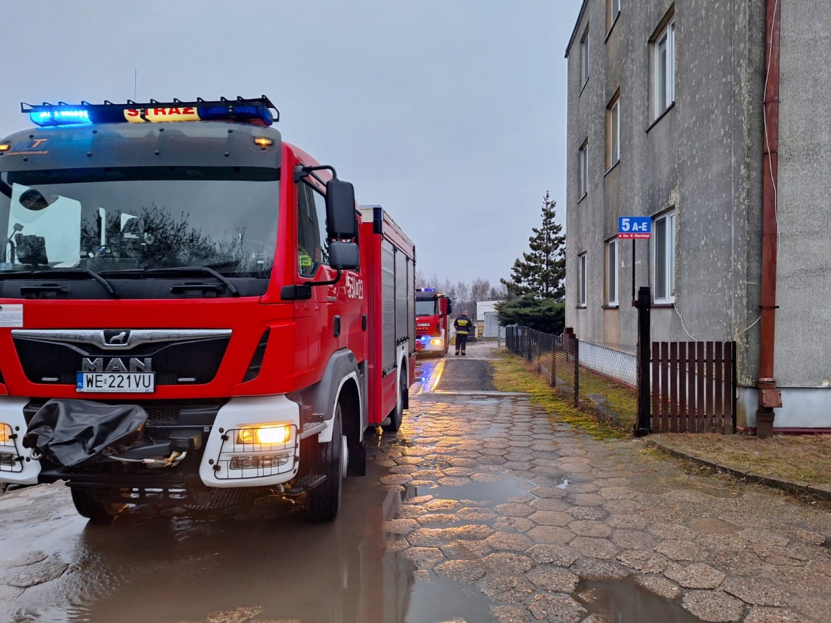 Nasielsk. W Starych Pieścirogach kobieta potrzebowała pomocy medycznej. Strażacy musieli wyważyć drzwi