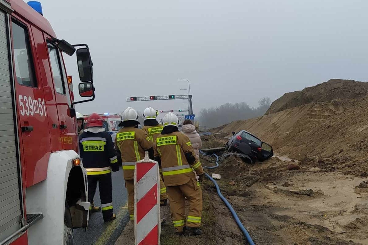 Zakroczym. Kierowca samochodu osobowego stracił panowanie nad pojazdem i zjechał z trasy S7 do rowu