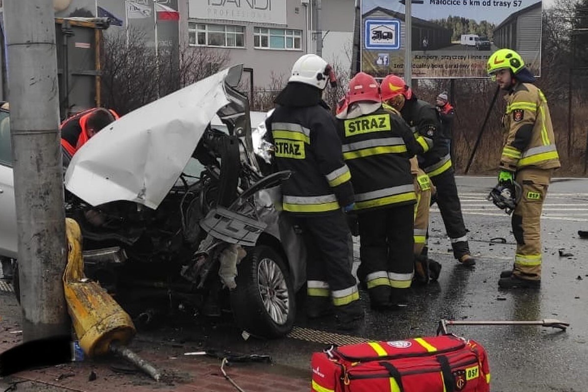 Czosnów. Zderzenie czterech samochodów osobowych na ulicy Warszawskiej. Są poszkodowani, jedna osoba zakleszczona w pojeździe (aktualizacja)