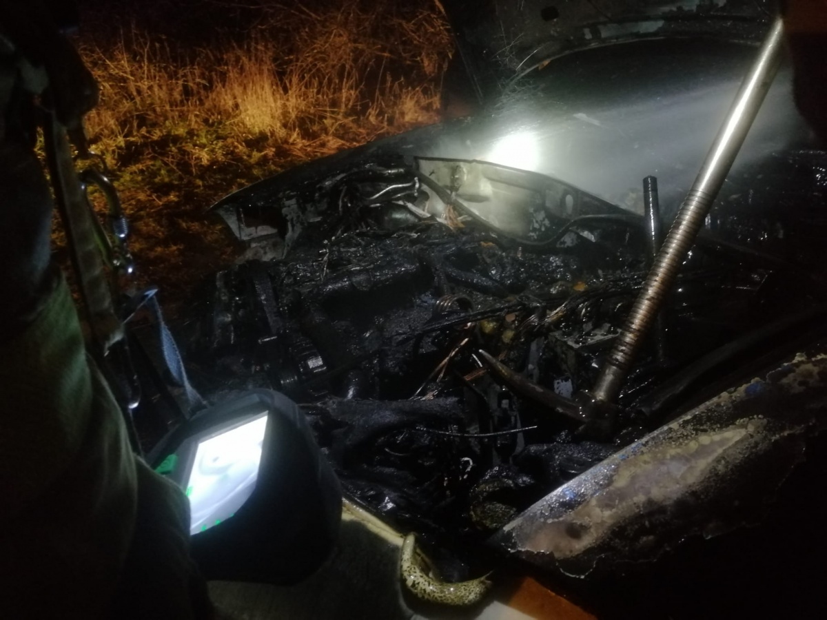 Nasielsk. Pożar samochodu osobowego na Poniatowskiego. Zapaliła się komora silnika