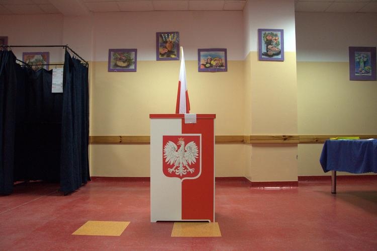 Wybory samorządowe 2024. Jak przedstawia się kalendarz wyborczy i do kiedy można zgłaszać kandydatów na radnych, wójtów, burmistrzów i prezydentów miast?