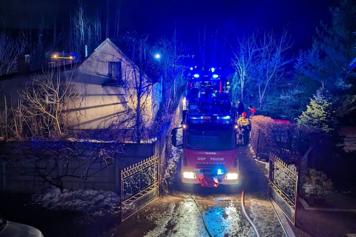 Nasielsk. Pożar szopy w Psucinie. Ogień rozprzestrzeniał się na budynek mieszkalny