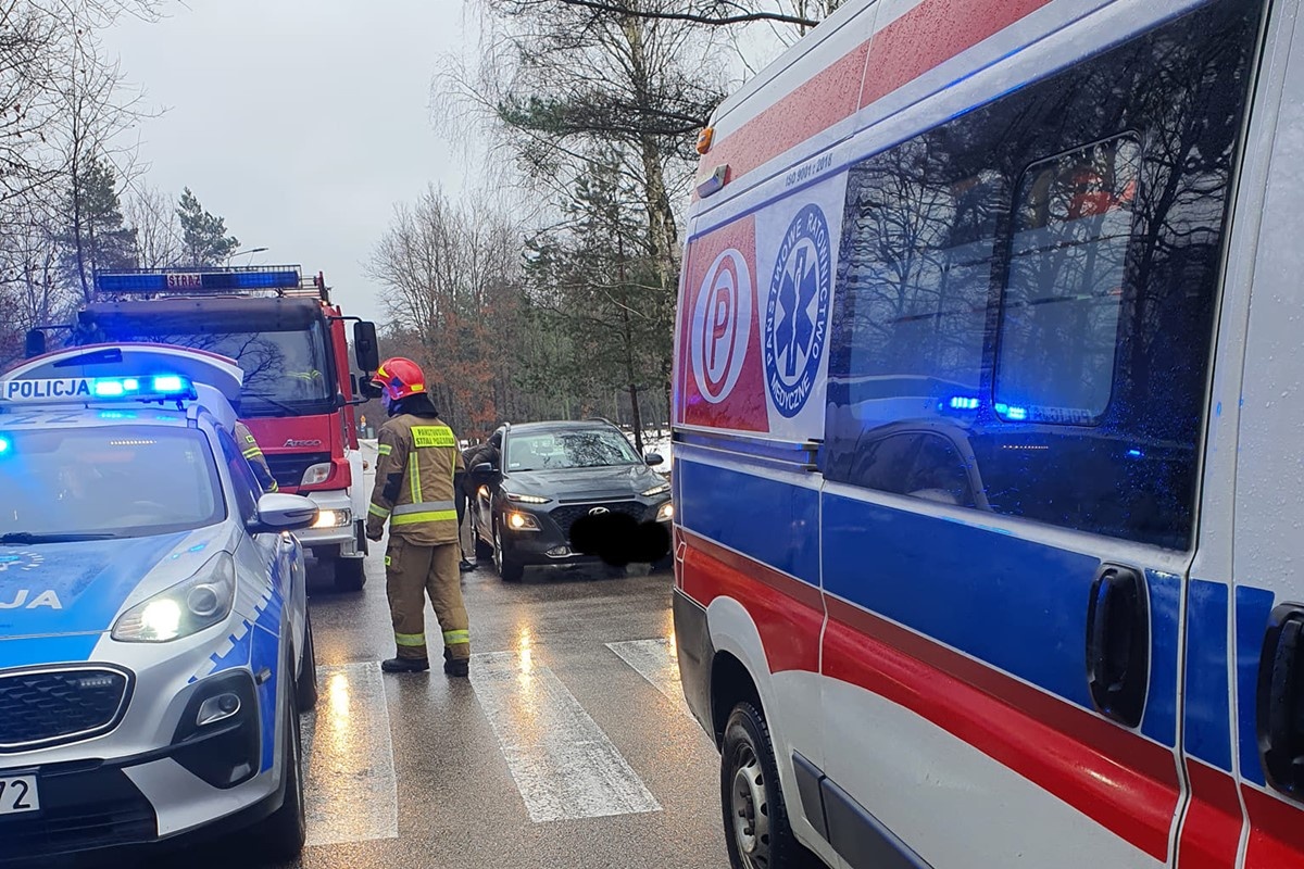 Czosnów. Źle się poczuł w lesie. Zadzwonił na numer alarmowy, odnaleźli go policjanci