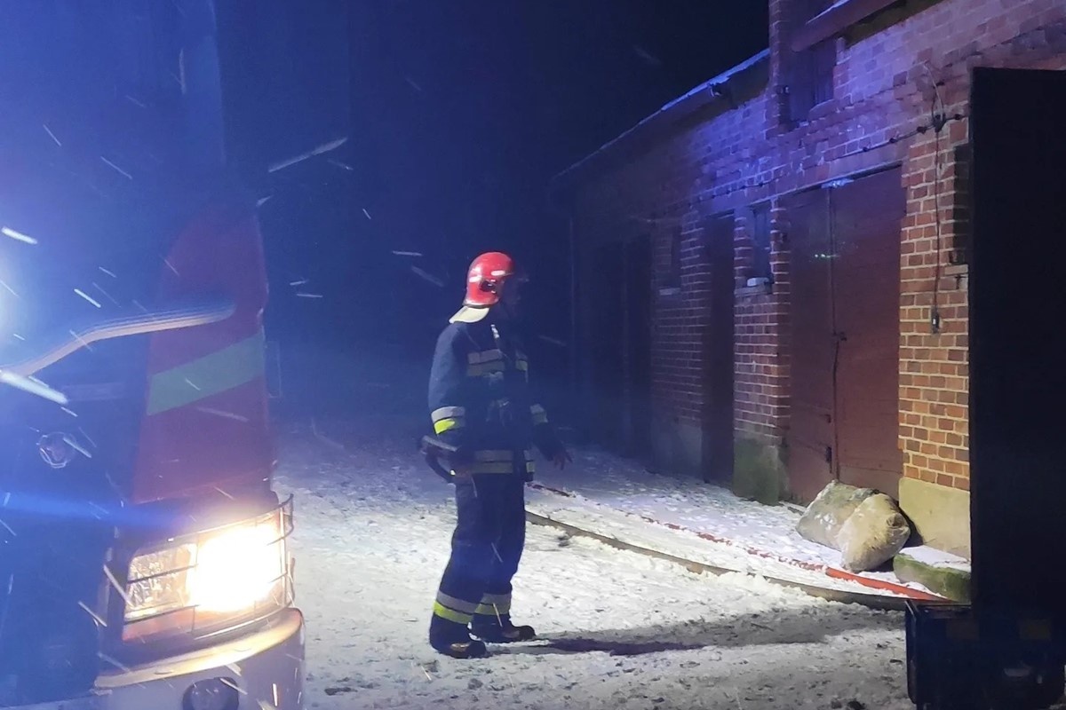 Zakroczym. W Wygodzie Smoszewskiej woda zalała piwnicę w budynku gospodarczym. Interweniowała straż pożarna