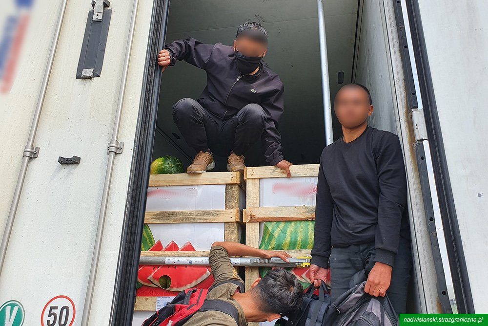 Nielegalni imigranci w Nowym Dworze Mazowieckim. Schowali się w naczepie tira