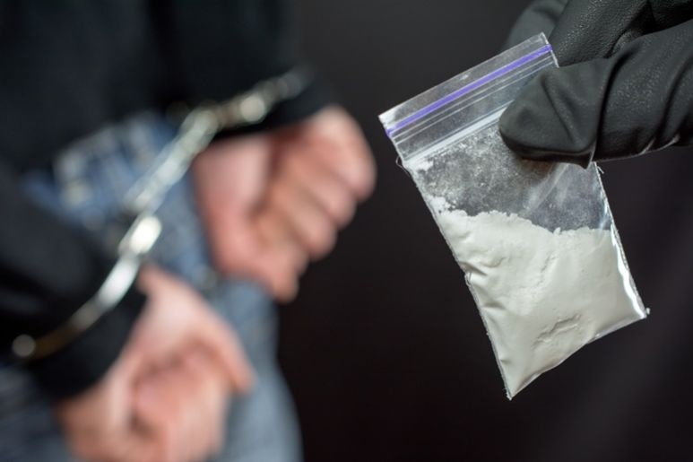 Nowy Dwór Mazowiecki. 21-latka i 34-latek zatrzymani za posiadanie narkotyków. Mieli kokainę, mefedron, marihuanę i tabletki ecstasy
