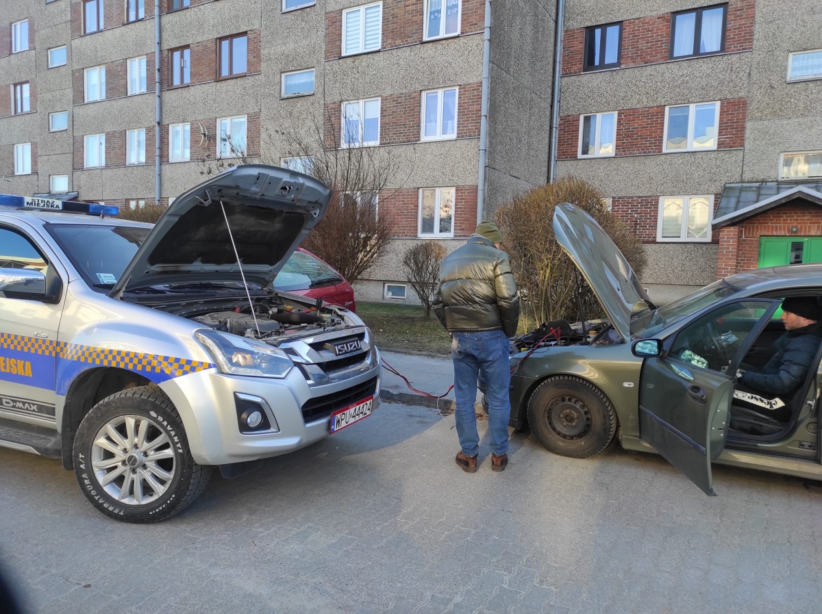 Zimowe problemy z odpaleniem auta? W Nowym Dworze Mazowieckim pomogą strażnicy miejscy
