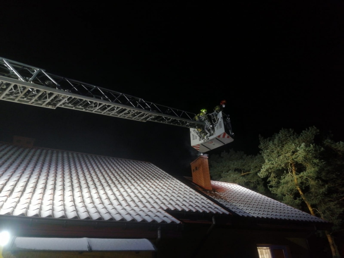 Czosnów. Nocny pożar sadzy w domu jednorodzinnym w Augustówku
