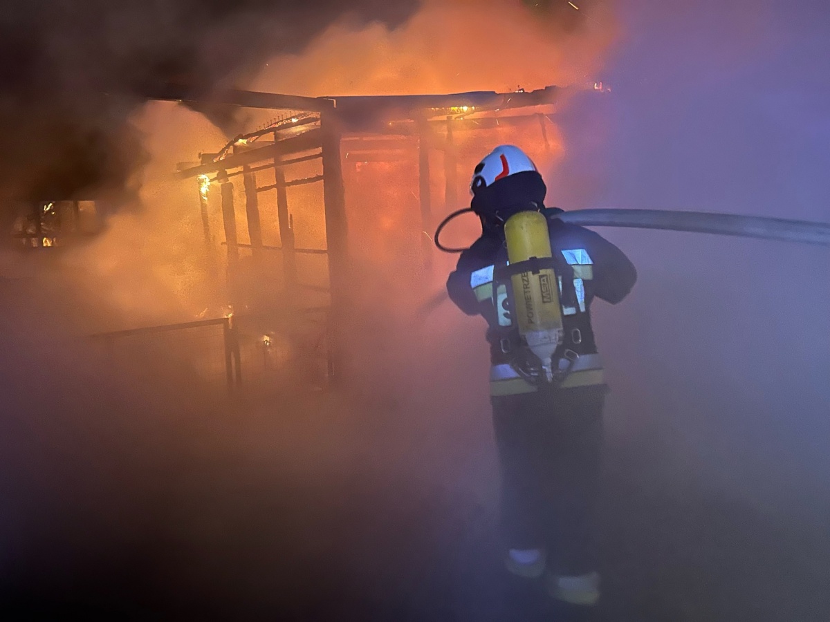 Czosnów. W Dębinie spłonął budynek gospodarczy