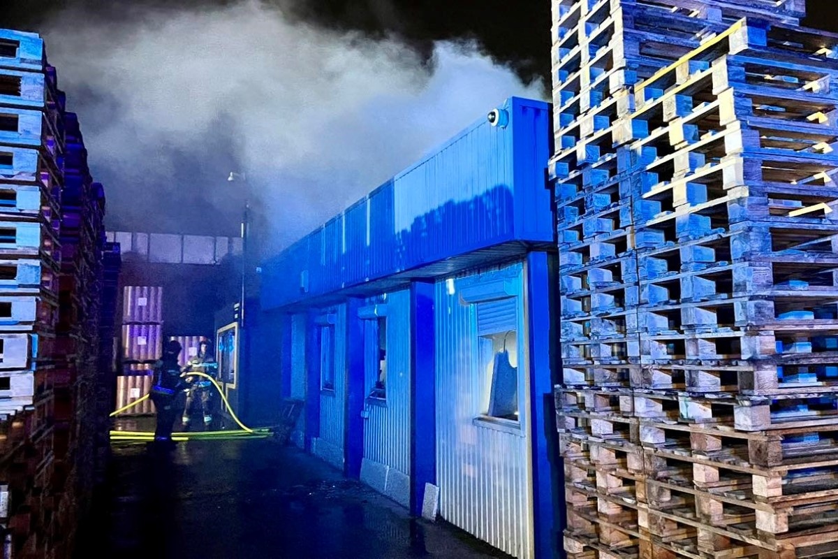 Nowy Dwór Mazowiecki. Pożar kontenera na terenie jednej z firm. Z ogniem walczyło osiem zastępów straży pożarnej