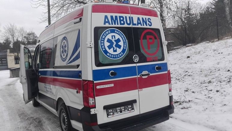 Nowy Dwór Mazowiecki. Karetka z pacjentem utknęła w błocie. Z pomocą przyszli strażacy