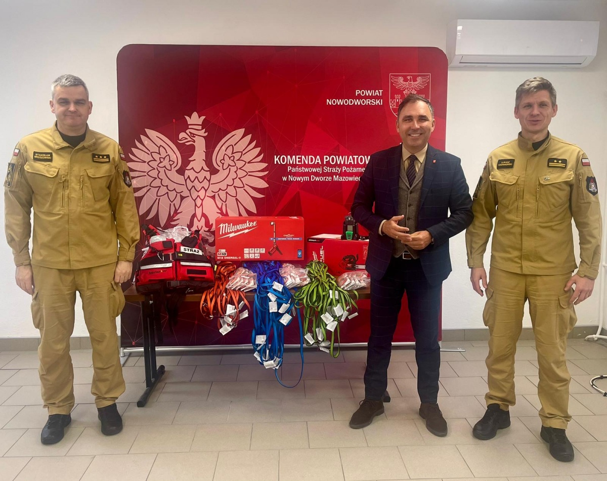 Wsparcie dla nowodworskich strażaków. Gmina Zakroczym przekazała sprzęt ratowniczy za 20 tys. zł