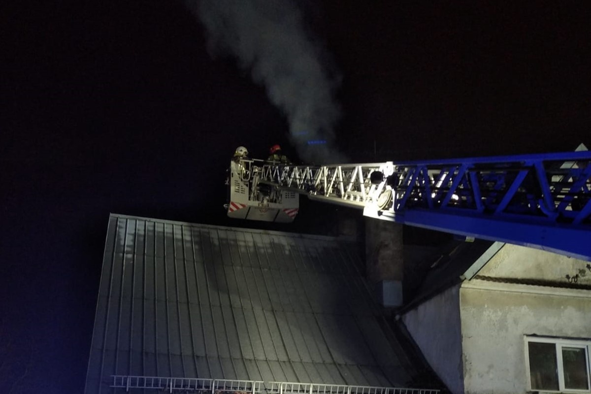 Czosnów. Pożar sadzy kominowej. Strażacy interweniowali w Kazuniu Nowym