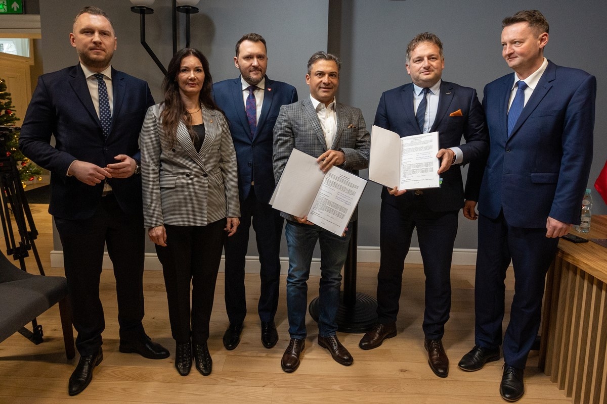 Podpisano umowę na projekt linii kolejowej do lotniska w Modlinie. Połączenie powstanie w ciągu pięciu lat