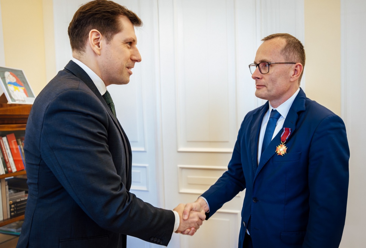 Złoty Krzyż Zasługi dla Piotra Oleńczaka. Historyk jest autorem monografii Pomiechówka i przewodnika po Twierdzy Modlin