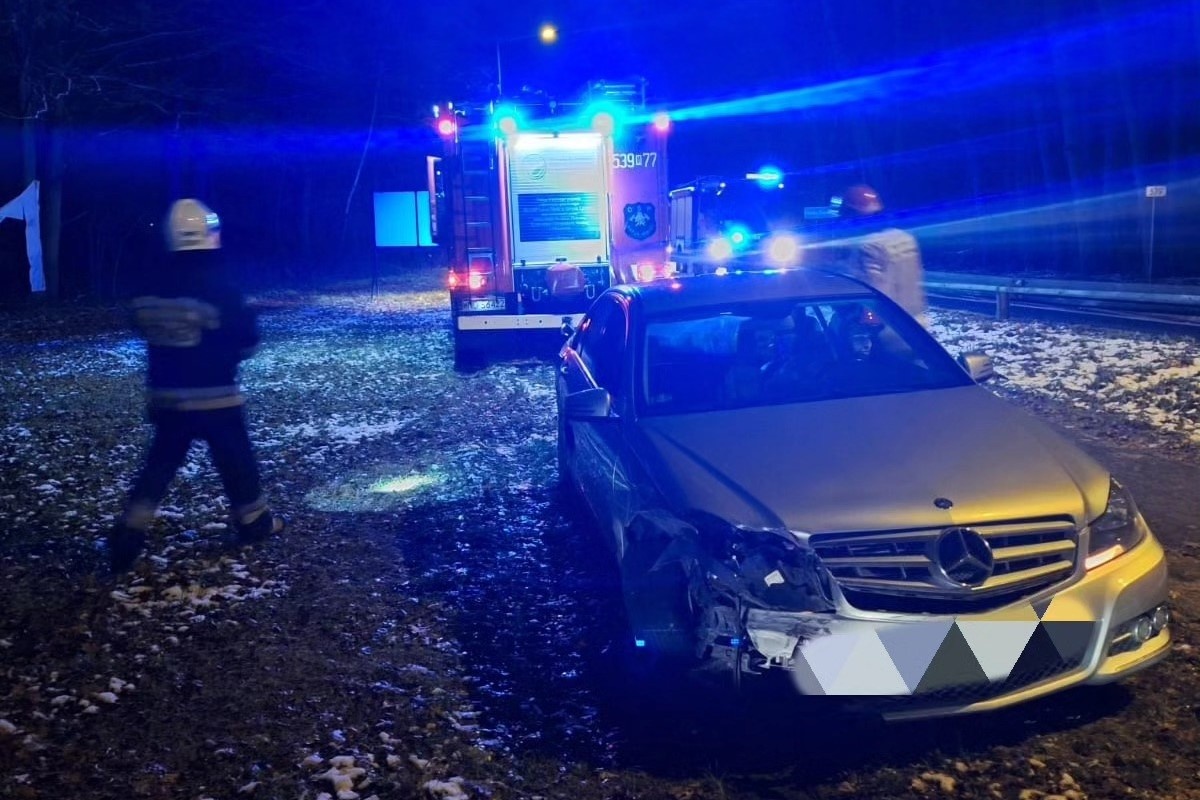 Czosnów. Zderzenie Mercedesa i Subaru w Cybulicach Małych na skrzyżowaniu drogi wojewódzkiej nr 579 i 899