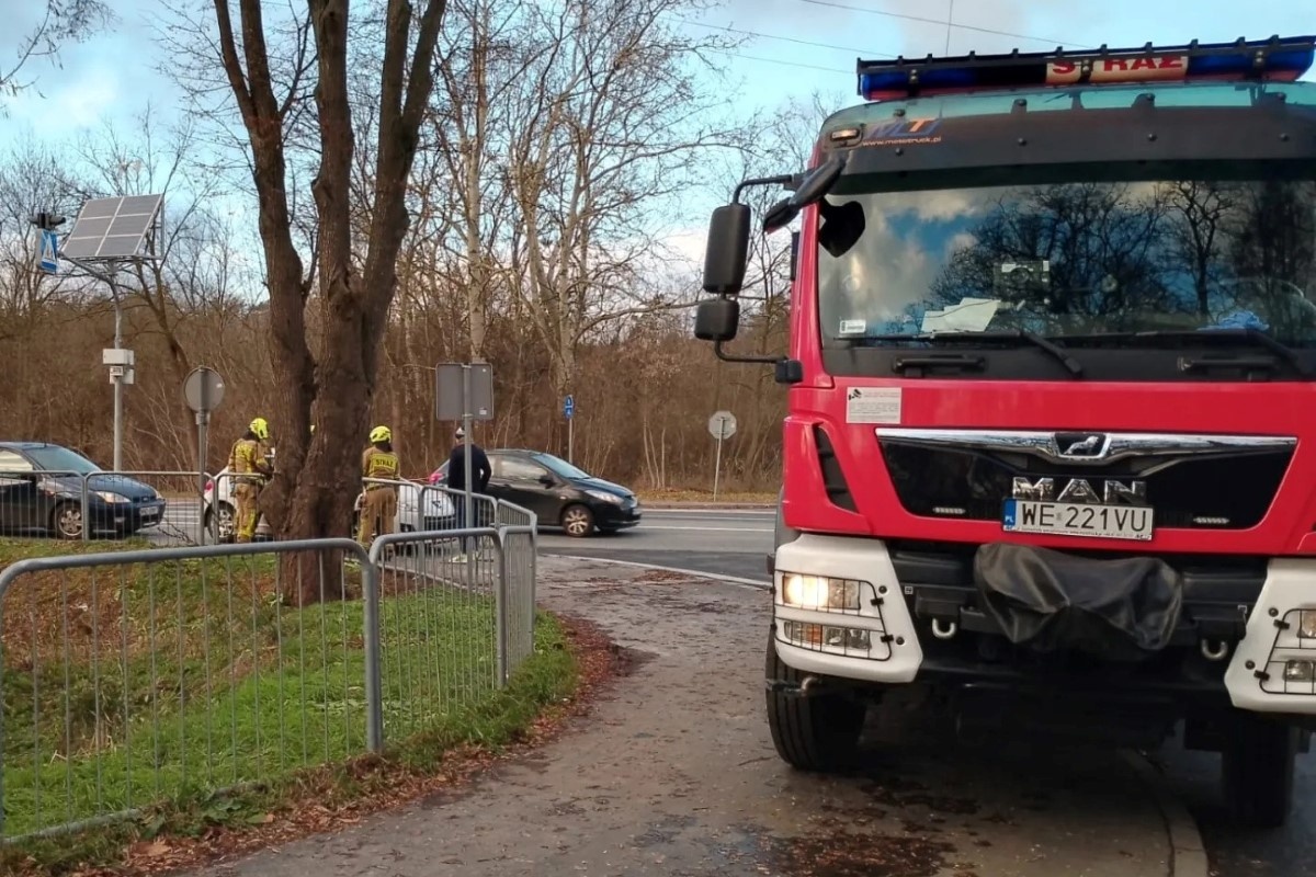 Nowy Dwór Mazowiecki. Zderzenie Forda i Peugeota na skrzyżowaniu ulicy Modlińskiej i Generała Wiktora Thommee. Interweniowały służby ratownicze