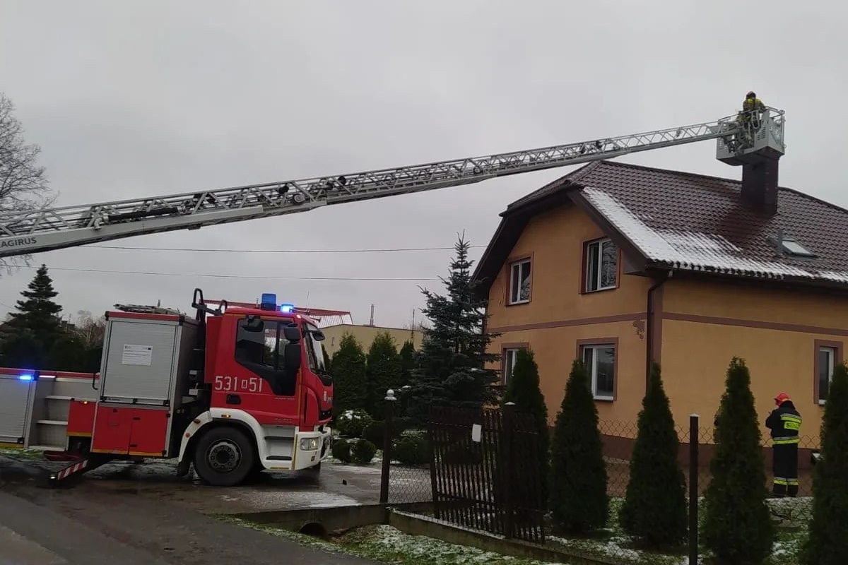 Pomiechówek. Pożar sadzy w domu jednorodzinnym przy ulicy Gościnnej