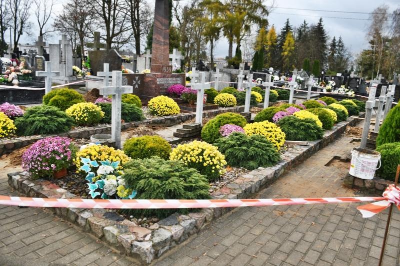 Zakroczym. Trwa renowacja kwatery zbiorowej oraz mogił indywidualnych na cmentarzu parafialnym