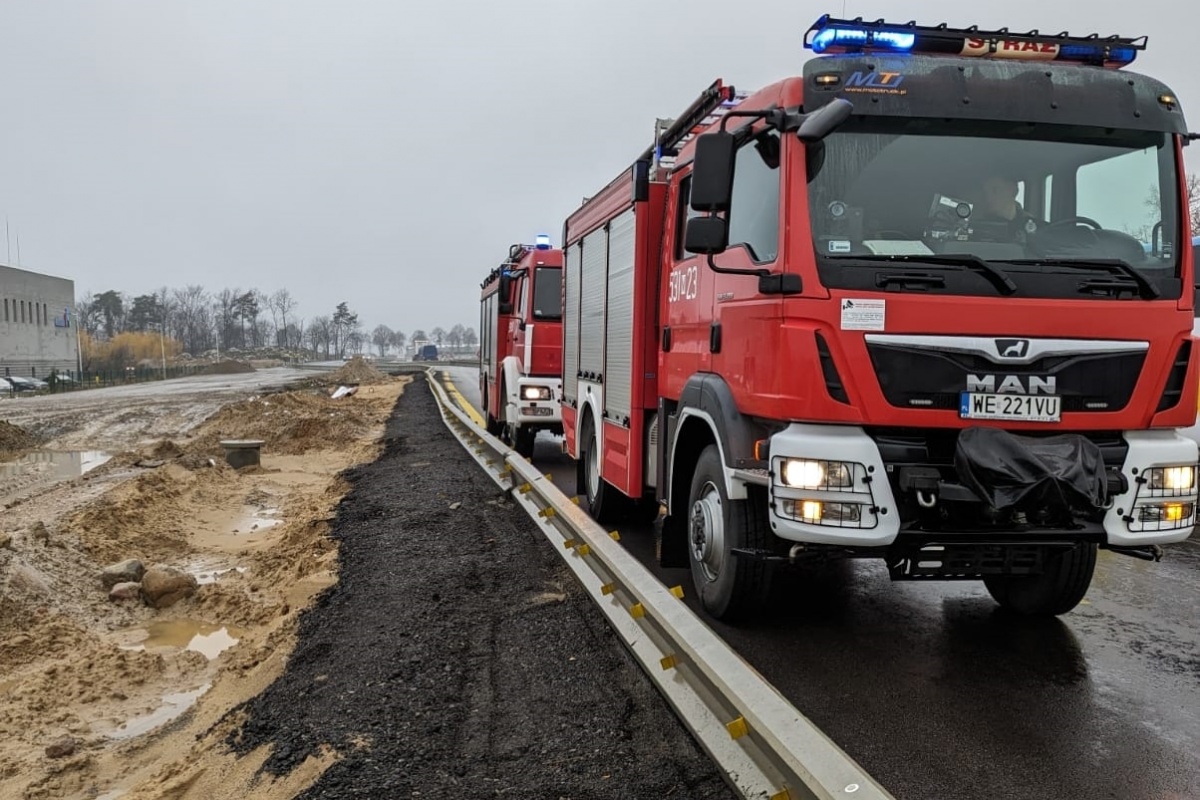Zakroczym. Samochód uderzył w bariery na remontowanym odcinku S7