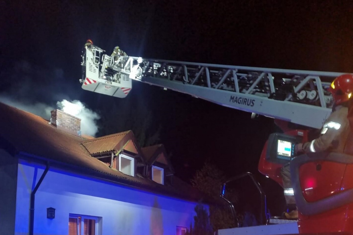Pożar sadzy w domu jednorodzinnym w Zakroczymiu. Strażacy pracowali do późnych godzin nocnych