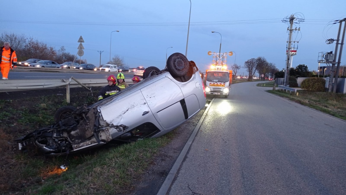 Czosnów. Dachowanie samochodu w Cząstkowie Mazowieckim. Powodem zbyt duża prędkość
