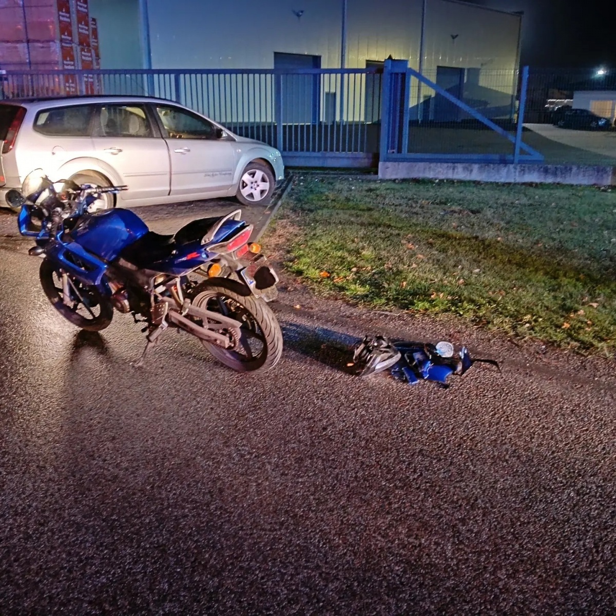 Czosnów. Zderzenie motocykla z samochodem osobowym. 17-letni kierowca jednośladu trafił do szpitala