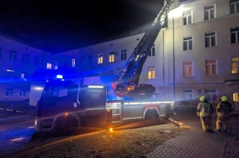 Nowy Dwór Mazowiecki. Silny wiatr i opady deszczu spowodowały przeciekanie wody w dachu szpitala. Interweniowali strażacy