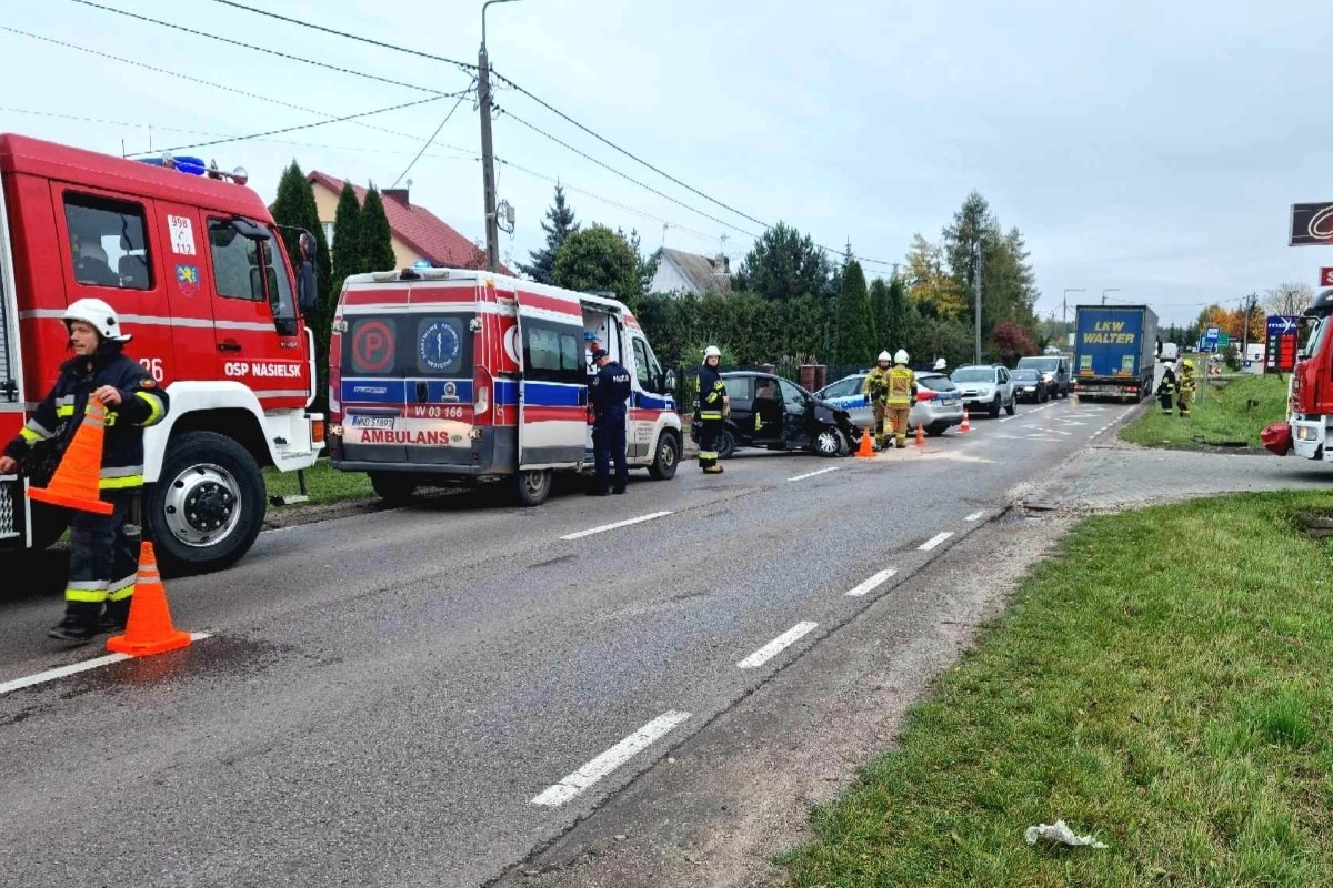 Nasielsk. Zderzenie dwóch samochodów osobowych na ulicy Warszawskiej. Utrudnienia drogowe trwały dwie godziny