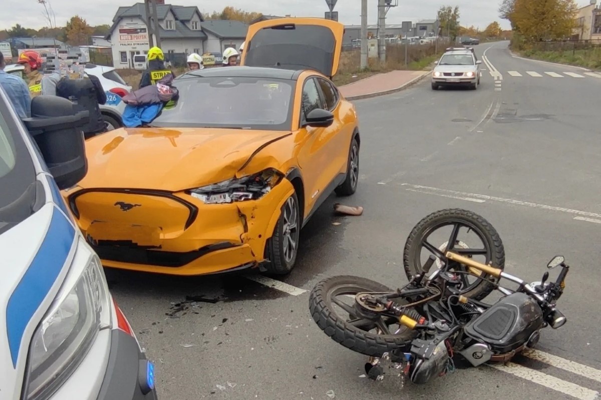 Pomiechówek. Zderzenie samochodu z motocyklem w Stanisławowie na DK 62. Kierowca jednośladu trafił do szpitala