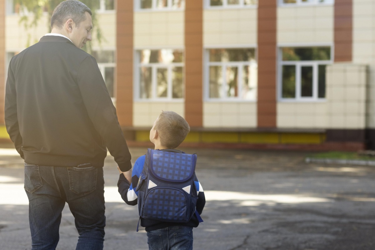 Ktoś zaczepia dzieci przed szkołą? Policja zwiększy patrole przy placówkach oświatowych