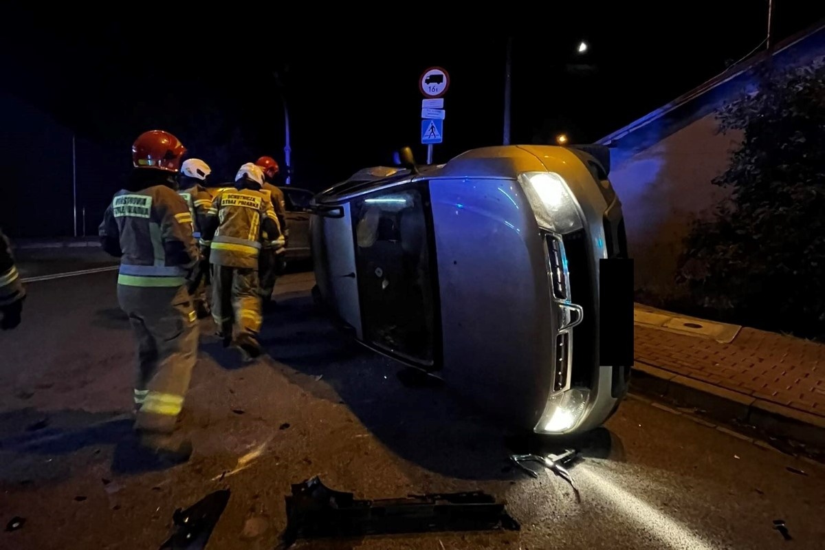 Zderzenie nauki jazdy z Dacią na skrzyżowaniu Nowodworskiej i Dworcowej w Janówku Pierwszym. Interweniowali strażacy z Nowego Dworu Mazowieckiego