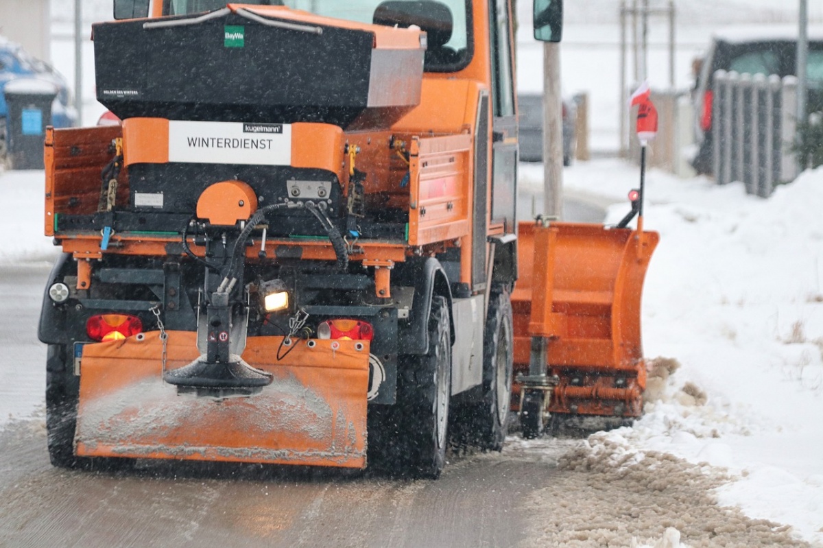 Gmina Czosnów przygotowuje się do zimy. Urząd poszukuje firmy, która zajmie się odśnieżaniem dróg