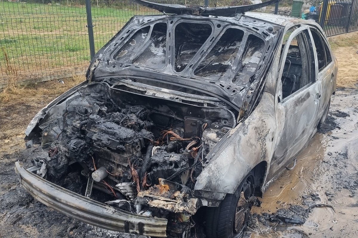Nasielsk. Wyszła na zakupy, a jej auto nagle stanęło w płomieniach. Ze skody został wrak (aktualizacja)