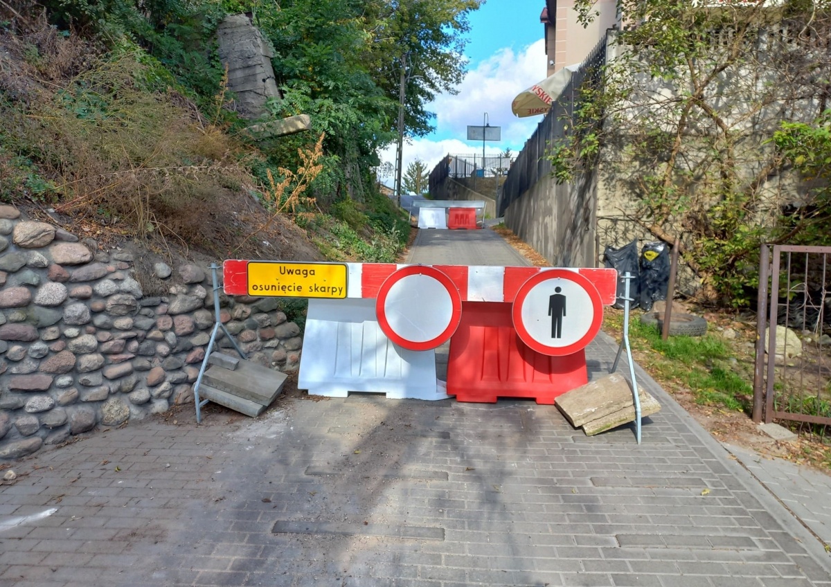 Zakroczym. Zamknęli odcinek ulicy Parowej Warszawskiej. Osuwająca się skarpa zagraża bezpieczeństwu