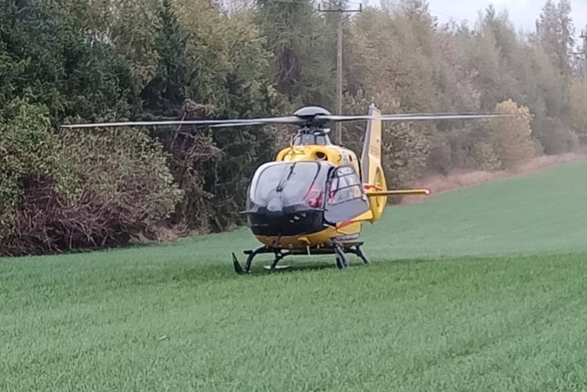 Pomiechówek. Zderzenie motocykla i skutera w Kosewie. Jedna osoba trafiła do szpitala