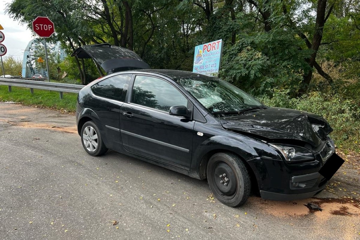Nowy Dwór Mazowiecki. Zderzenie Forda i Toyoty na DK 85 przed mostem im. Józefa Piłsudskiego. Jedna osoba trafiła do szpitala