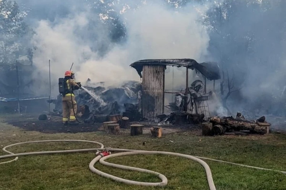 Pomiechówek. Pożar Altany i drewna na posesji w Starym Orzechowie. Z pożarem walczyło pięć zastępów straży pożarnej