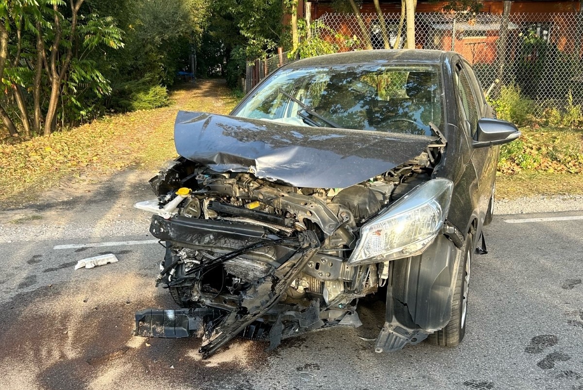 Nasielsk. Zderzenie Toyoty i Skody w Lubominie. W wyniku tego zdarzenia jedno z aut wpadło do rowu, a trzy osoby trafiły do szpitala