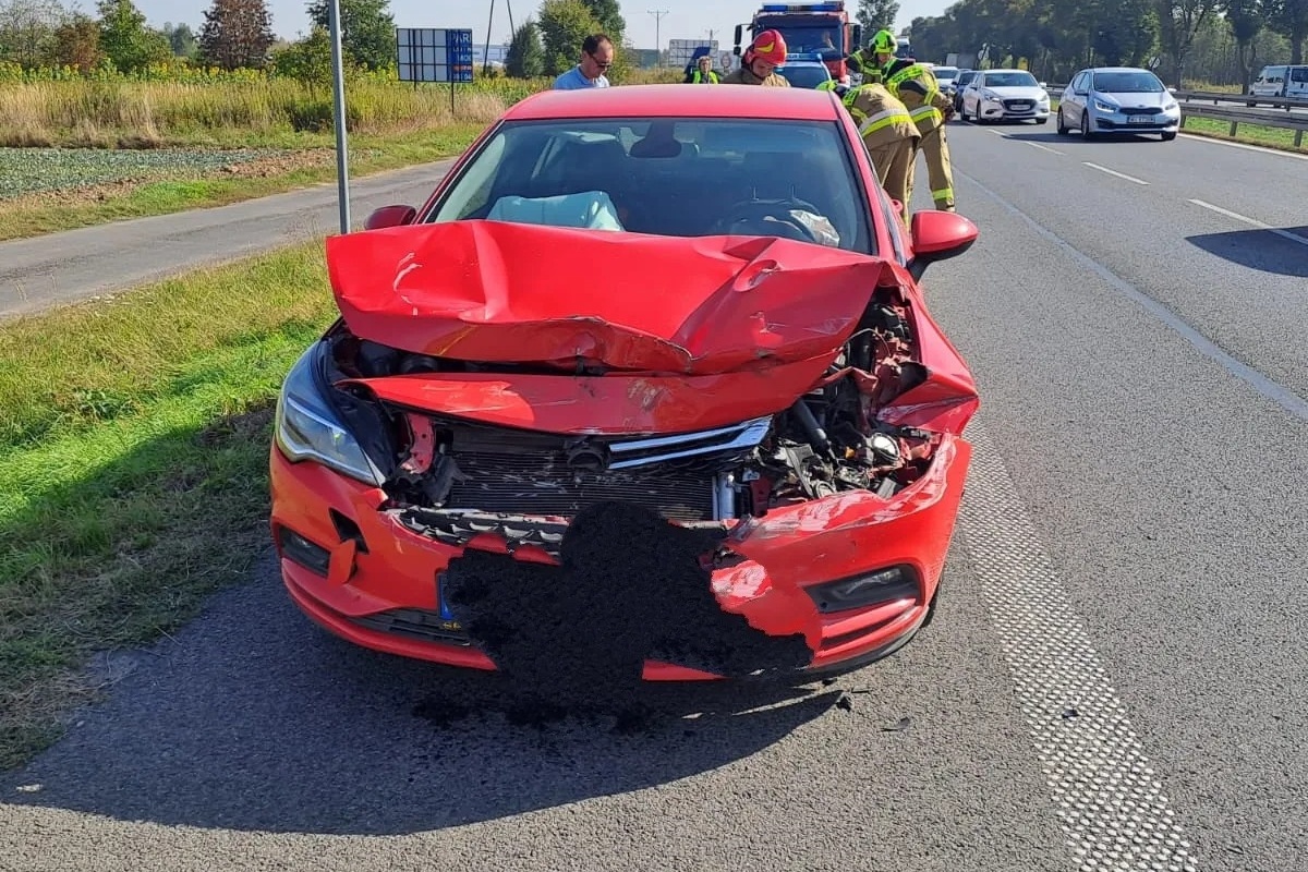 Czosnów. Kolizja na S7 w Cząstkowie Mazowieckim. Auto najechało na naczepę ciągnika siodłowego