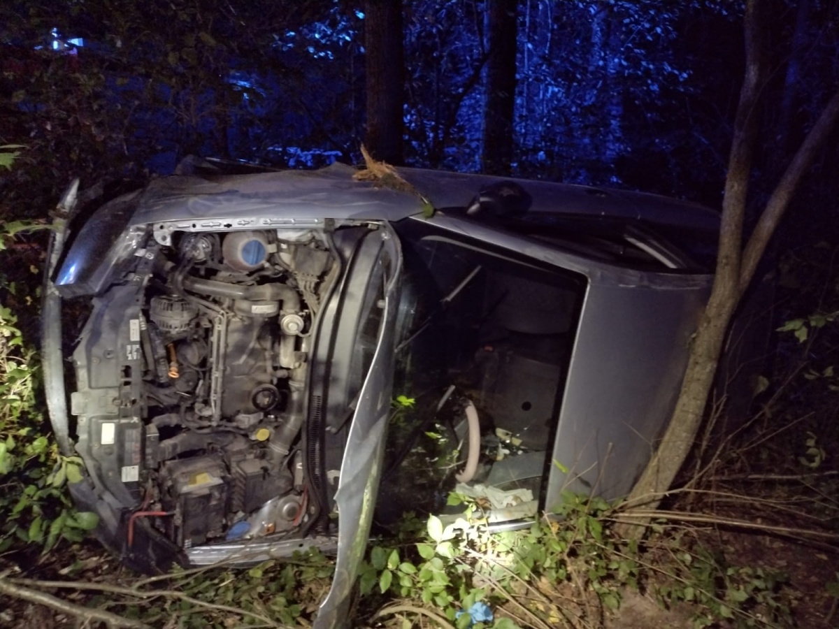 Pomiechówek. W Wymysłach kierujący seatem wypadł z drogi i dachował w lesie