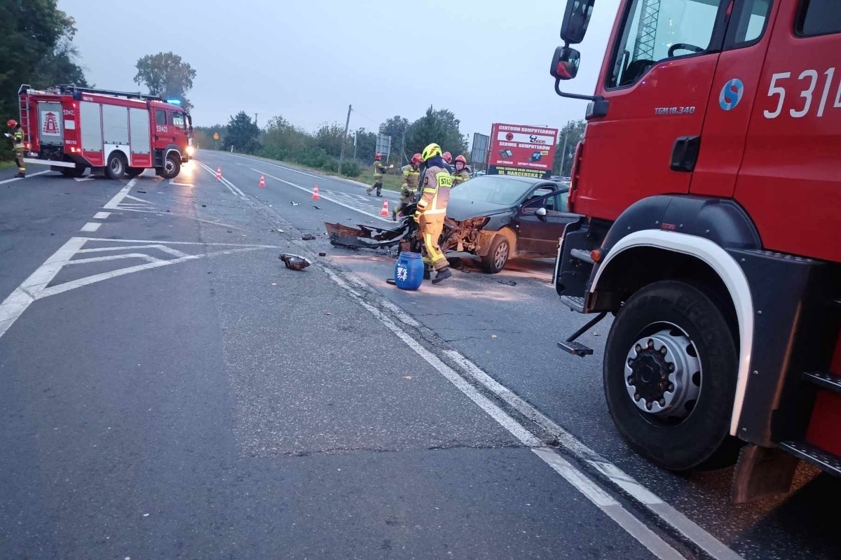 Nowy Dwór Mazowiecki. Zderzenie Peugeota i Hyundaia na skrzyżowaniu DK 62 i DK 85. Jedno z aut po kolizji wpadło do rowu