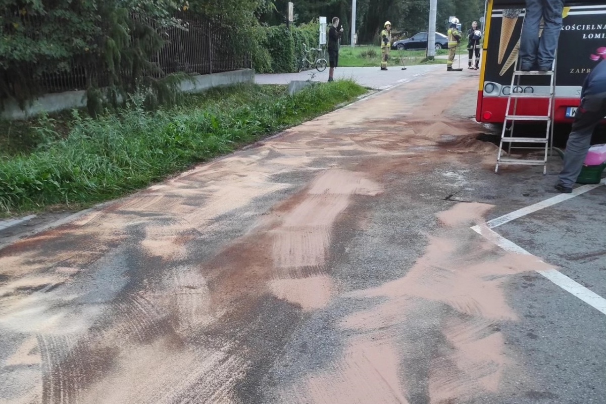 Czosnów. Wyciek płynu chłodniczego z miejskiego autobusu. Były spore utrudnienia w ruchu