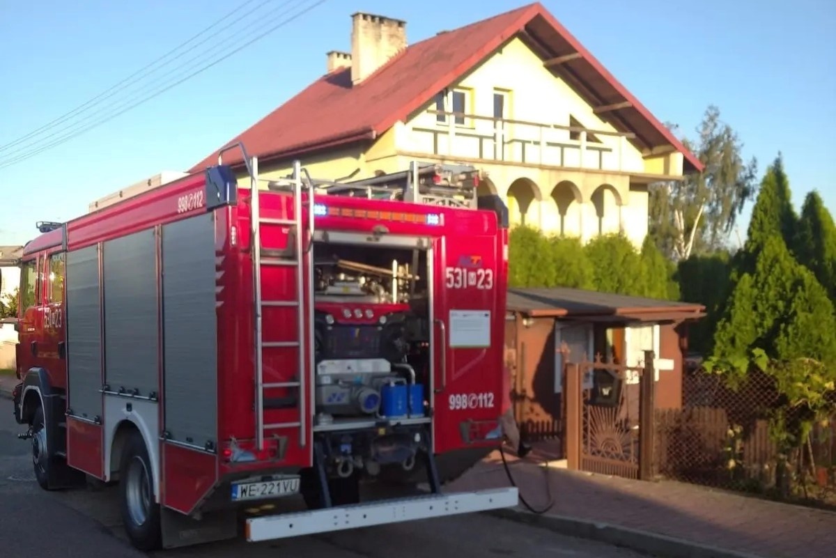 Nowy Dwór Mazowiecki. Pożar budynku gospodarczego przy ulicy Kopernika. Pierwsi z ogniem walczyli sąsiedzi