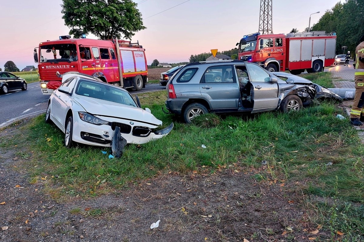 Nasielsk. Zderzenie BMW i Kii na DW 632 w Nunie. Trzy osoby trafiły do szpitala