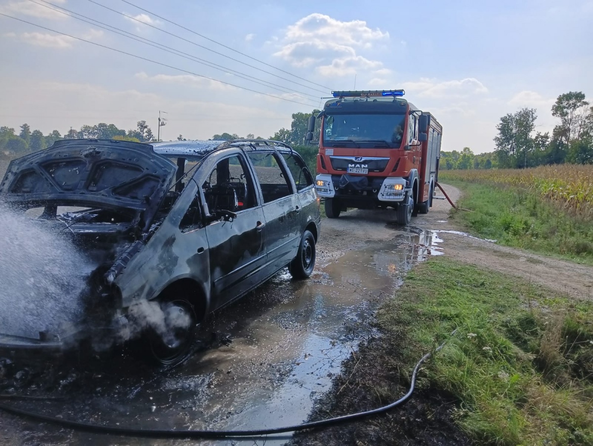 Nasielsk. Pożar w Kędzierzawicach. Samochód osobowy stanął w ogniu